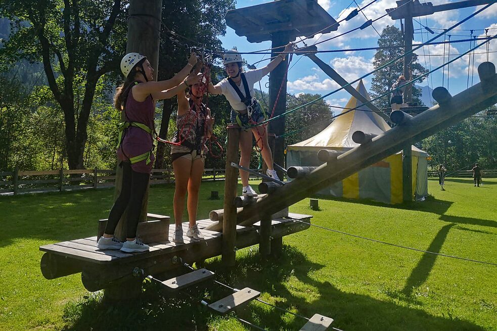 Jugendliche im Hochseilgarten Flachauwinkl