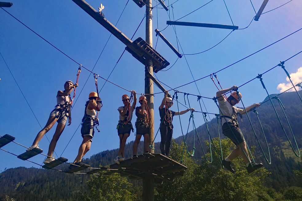 Jugendliche im Hochseilgarten Flachauwinkl