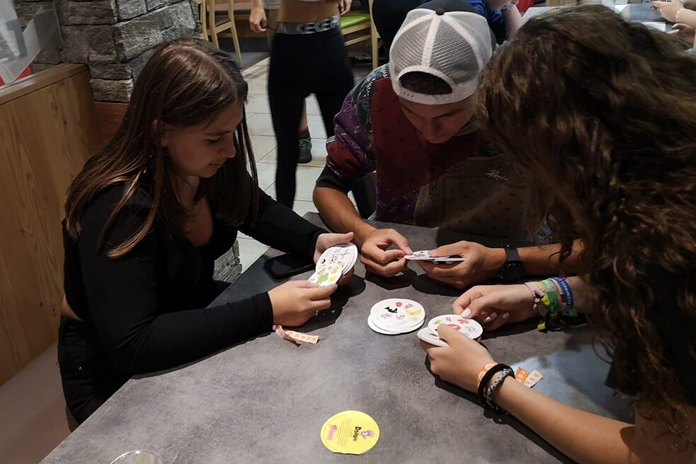 Jugendliche spielen Karten