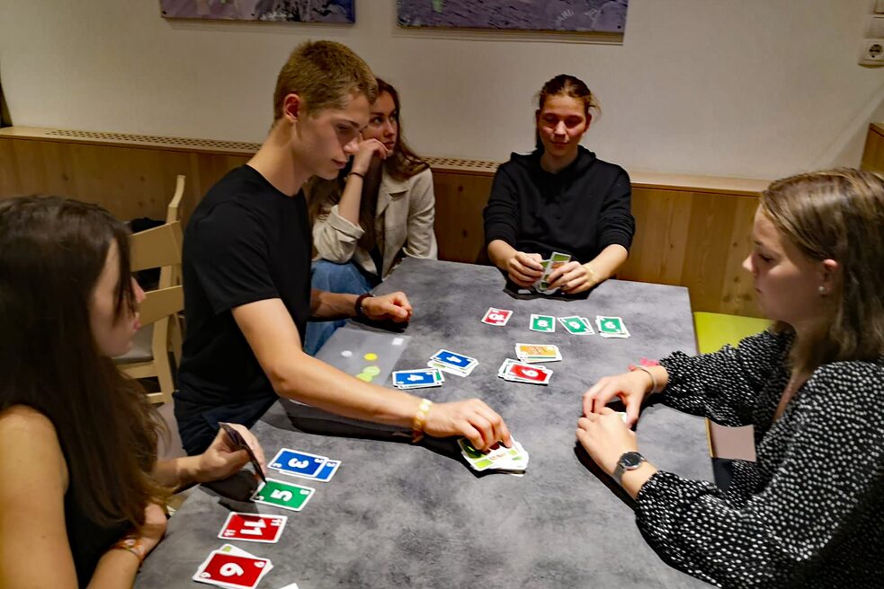 Jugendliche spielen Uno