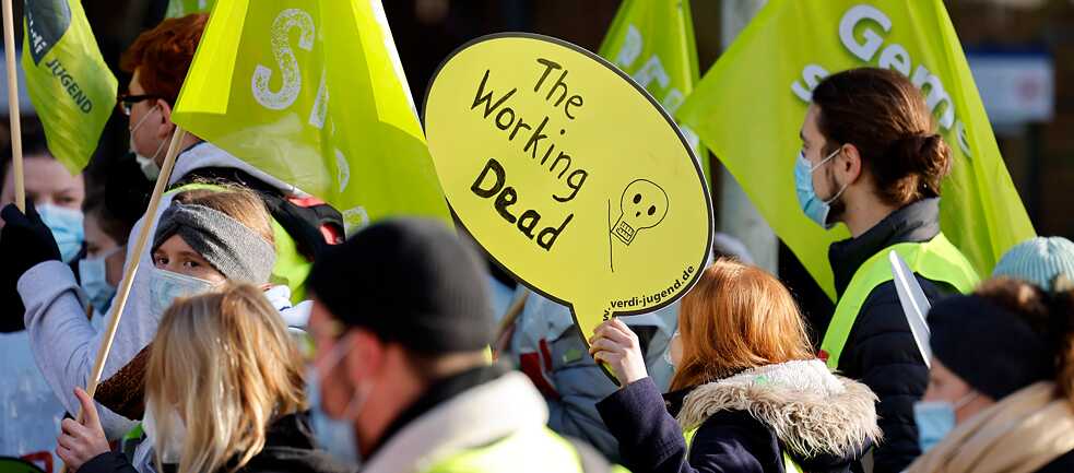 Streik der Gewerkschaft Verdi im Sommer 2021 vor der Uniklinik Köln: Immer wieder legte das Klinikpersonal in Nordrhein-Westfalen in den letzten zwei Jahren die Arbeit nieder, um für bessere Arbeitsbedingungen in der Pflege zu protestieren. Nach elfwöchigem Streik kam es im Sommer 2022 zu einer Einigung. 