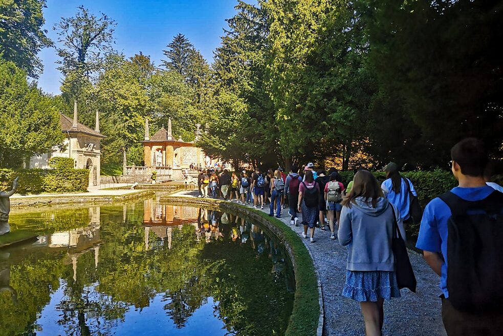 Jugendliche im Park von Hellbrunn