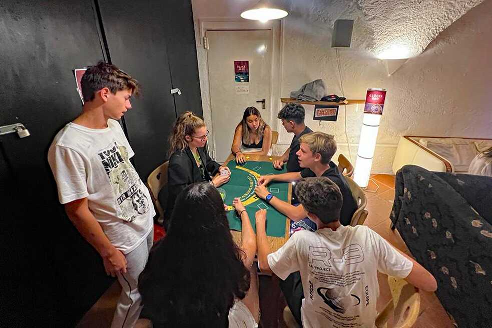 Jugendliche am Spieltisch