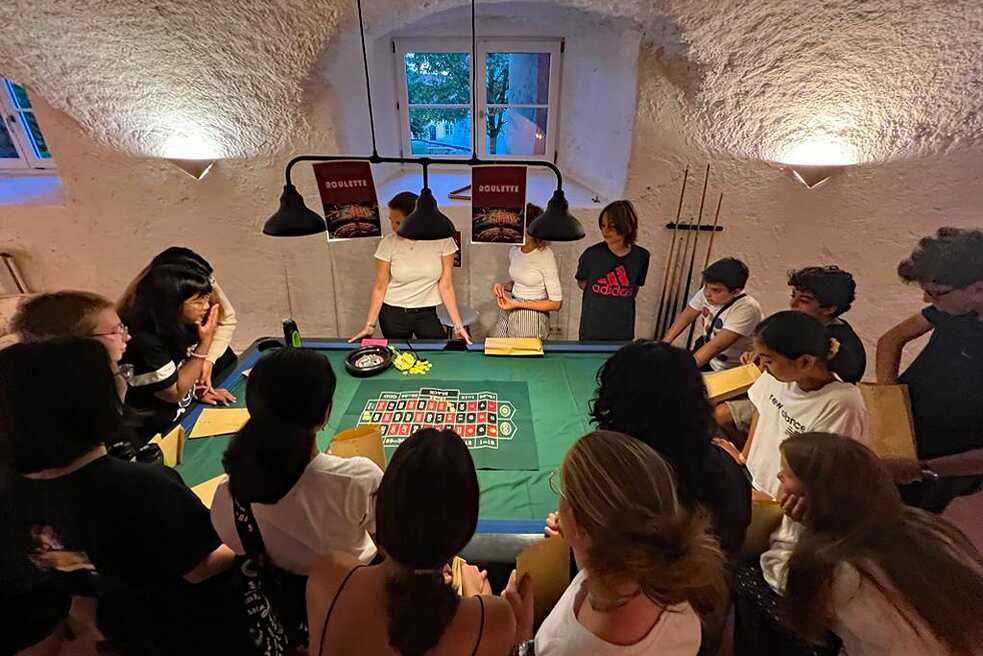 Jugendliche am Spieltisch