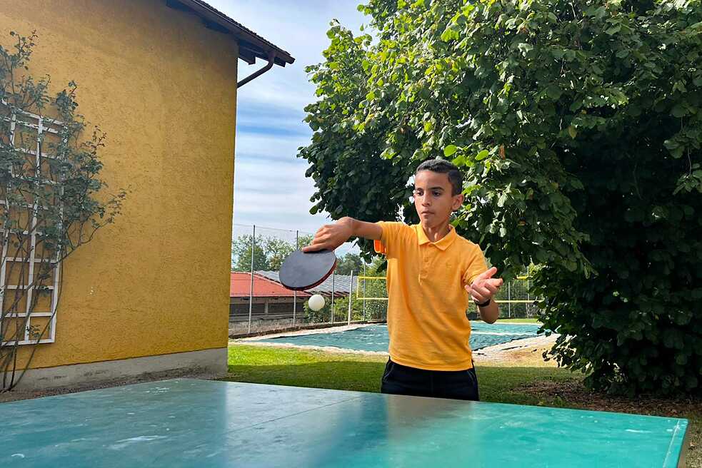 Kinder beim Tischtennisspielen