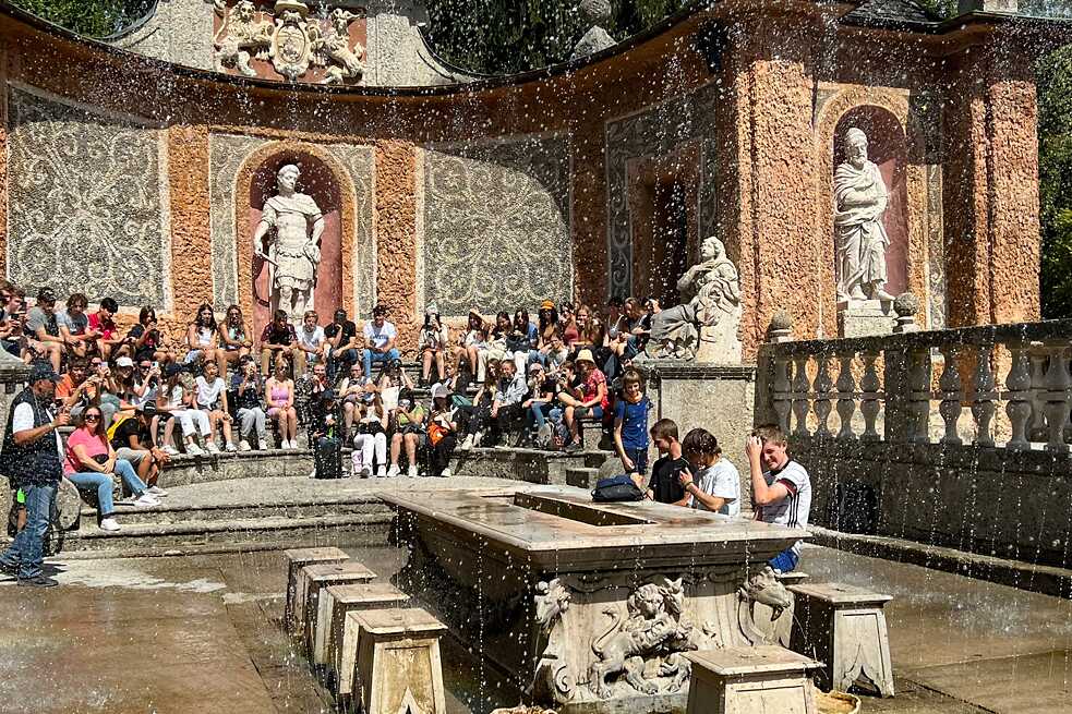 Jugendlicher wei den Wasserspielen im Schloss Hellbrunn