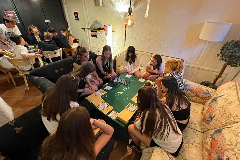 Jugendliche am Spieltisch