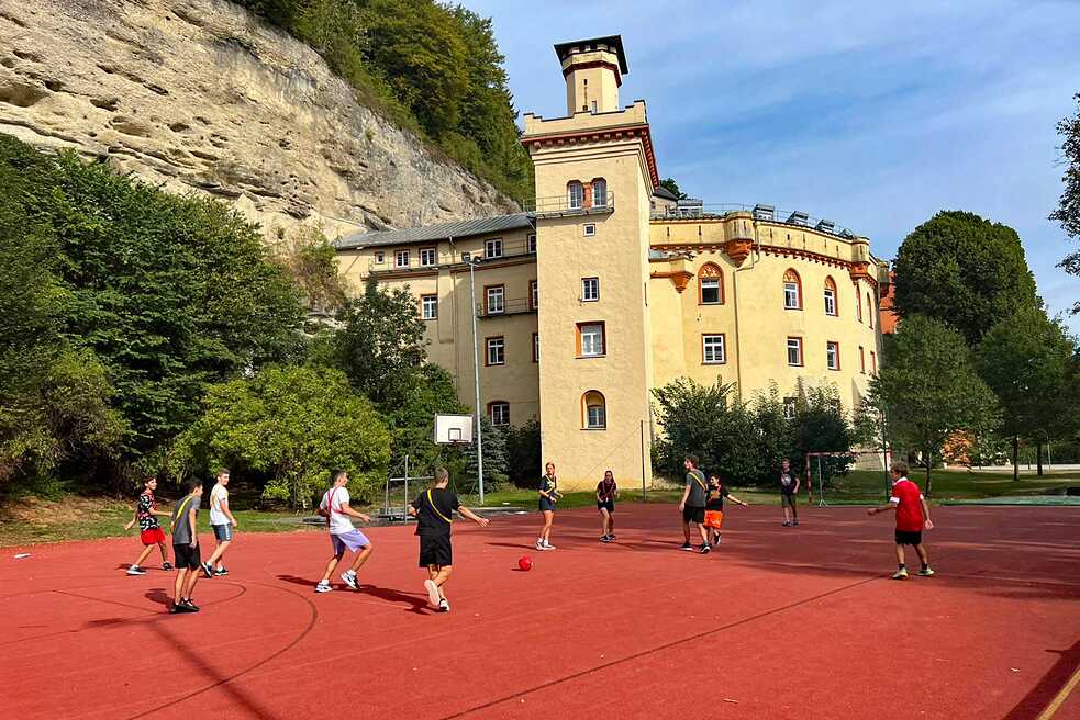 Kinder beim Fußballspielen