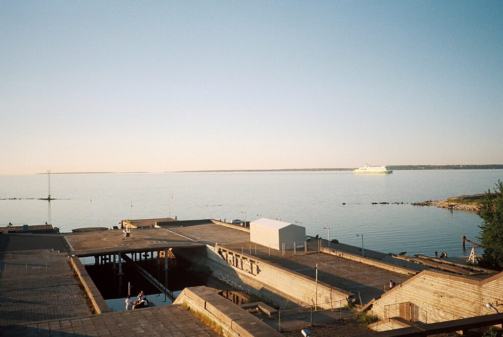 Концертный зал Linnahall на закате солнца