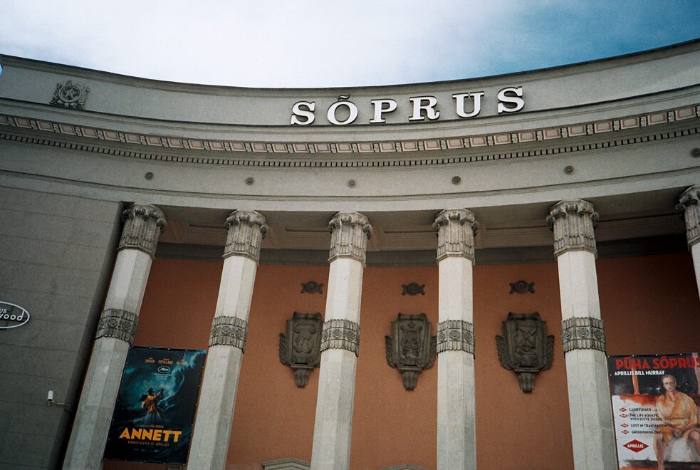 Кинотеатр «Сыпрус» в Таллинне. На одном из постеров фильма изображен Билл Мюрей в фильме «Трудности перевода».
