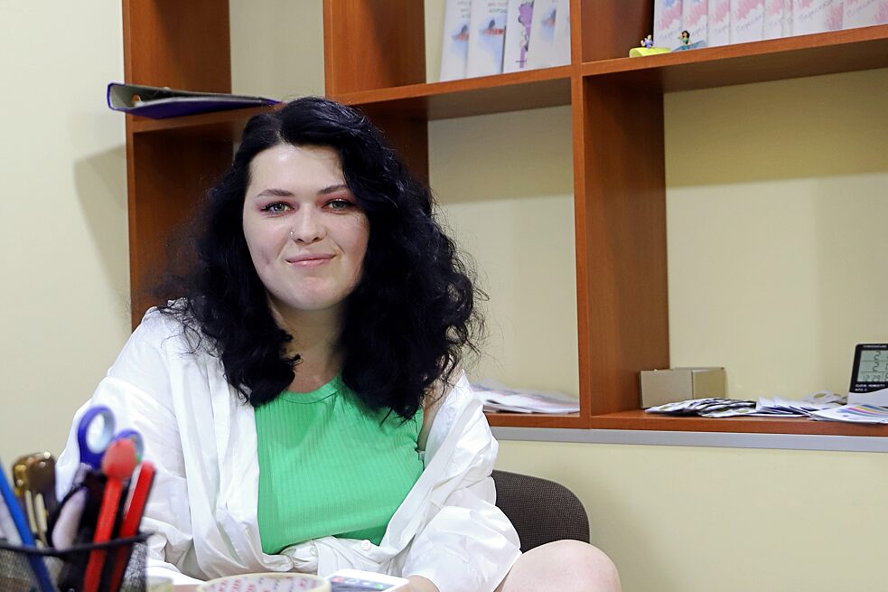 Nika Wenhelowska ist Sozialarbeiterin in der Jugend-Organisation MOD Partner in Odesa. Sie berät, begleitet und unterstützt Transpersonen bei der Transition, bei Wohnungs- und Jobsuche.