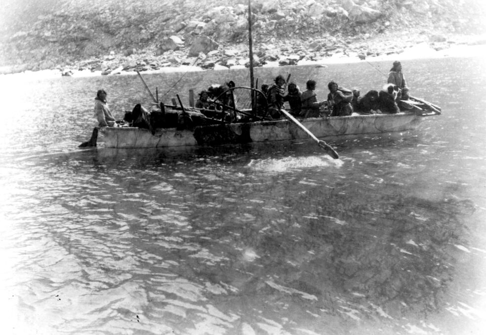 Inuit-Frauen an Bord eines Umiaq 