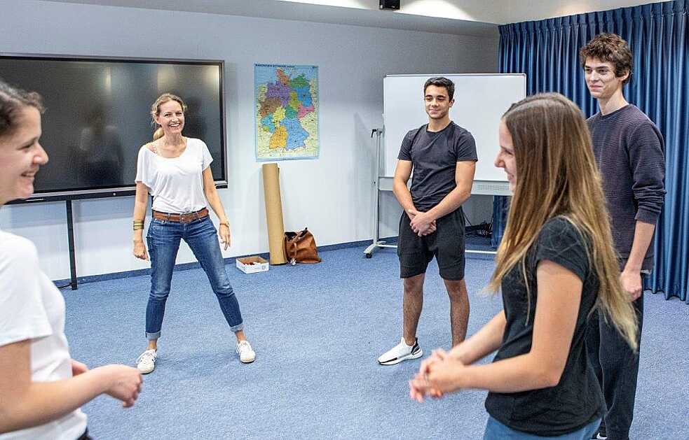 Gruppe v. Jugendlichen mit Lehrerin