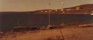 Blick auf die Kangirsuk Bucht, ein paar Häuser auf der anderen Seite.