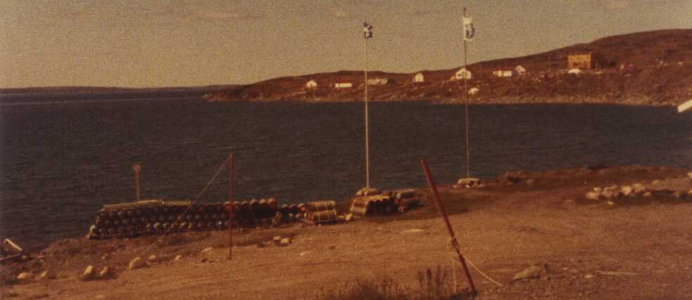 Blick auf die Kangirsuk Bucht, ein paar Häuser auf der anderen Seite.