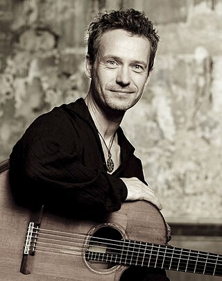 Německý kytarista Silvio Schneider.