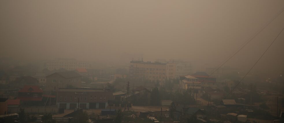Die Städte in Jakutien waren wegen der wütenden Waldbrände in der Nähe zwei Monate lang in dichten Smog gehüllt.