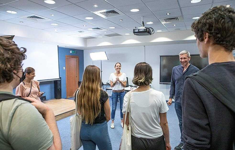 Jugendliche und Lehrerin