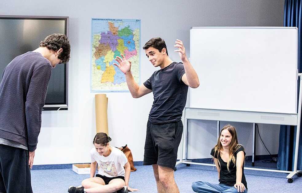 Jugendlicher zeigt ein Stück vor