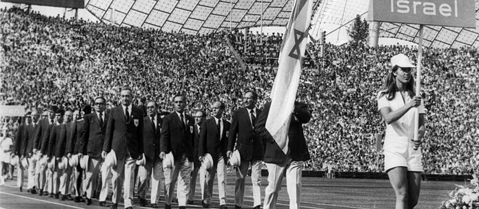 Das Israelische Team zieht bei der Eröffnungsfeier der Olympischen Spiele 1972 in das Münchner Olympiastadion ein. 