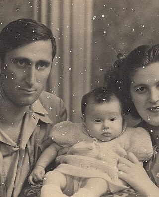 קהת שור עם רעייתו ובתו בשנת 1949