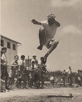 עמיצור שפירא הצעיר בעת קפיצה לרוחק בתל אביב בשנת 1950
