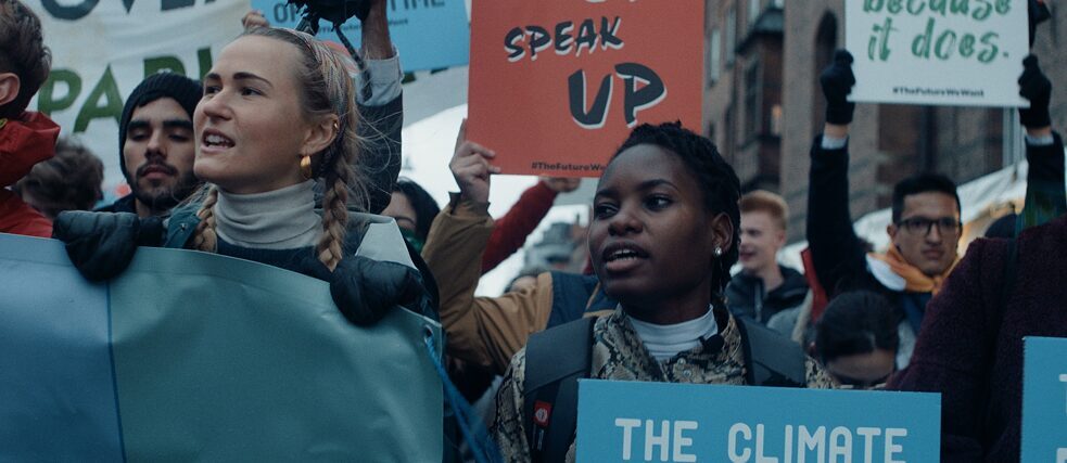 Jugendliche mit Schildern auf einer Demonstration