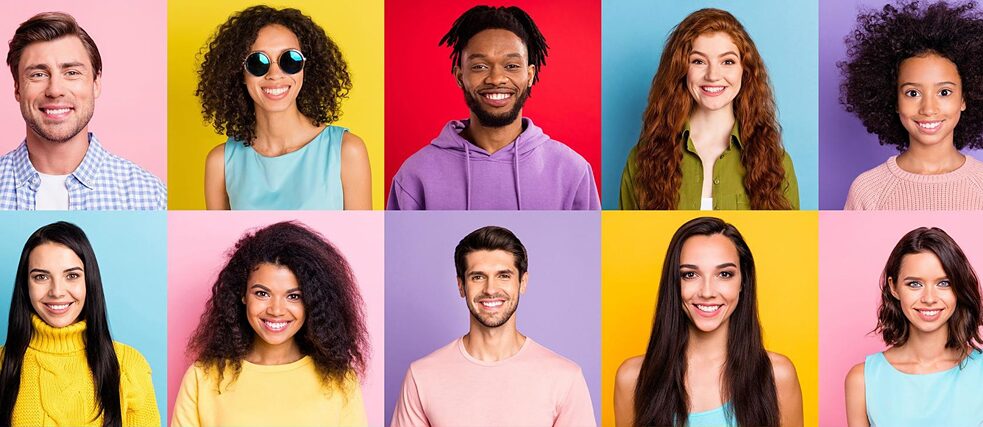 Bild von Gesichtern verschiedener Personen mit farbigem Hintergrund
