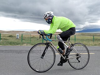 Jiang Honghai on his bicycle riding surrounding Qinghai Lake with a total distance of 409km in 2017