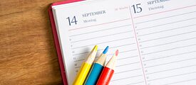 Календар для планувань і три кольорові олівці