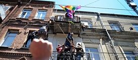 Gewalttätige Gruppen brechen am 5. Juli 2021 in das Büro von Tiflis Pride ein