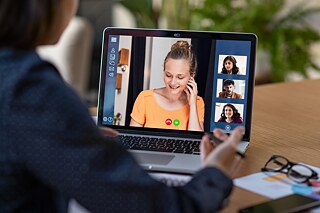 	Gruppenonline-Kurs-Situation. Blick über die Schulter einer Kursteilnehmerin auf das Laptop mit Tatjana und weiteren Kursteilnehmern auf dem Screen. Bildserie zum Lernweg am Goethe-Institut – Zu jeder Persona gibt es einen Lernweg: Von der Kursbuchung bis zur bestanden Prüfung. Andere Persona finden Sie unter Hashtag (#) Leon, Gabriela…. Alle Mediendateien der Bildserie aus dem Fotoshooting finden Sie unter dem Hashtag (#) Fotoshooting2020. Ein Video mit einer Übersicht über alle Persona und Situationen im Lernweg finden Sie mit dem Hashtag (#) Lernweg.