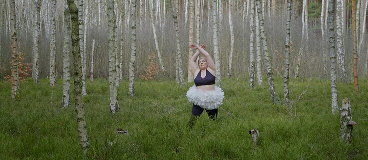 Femme en tutu dans un forêt de bouleaux