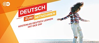 Frau mit Skateboard am Strand mit dem Schriftzug "Deutsch zum Mitnehmen - kostenlos Deutsch lernen mit der DW"
