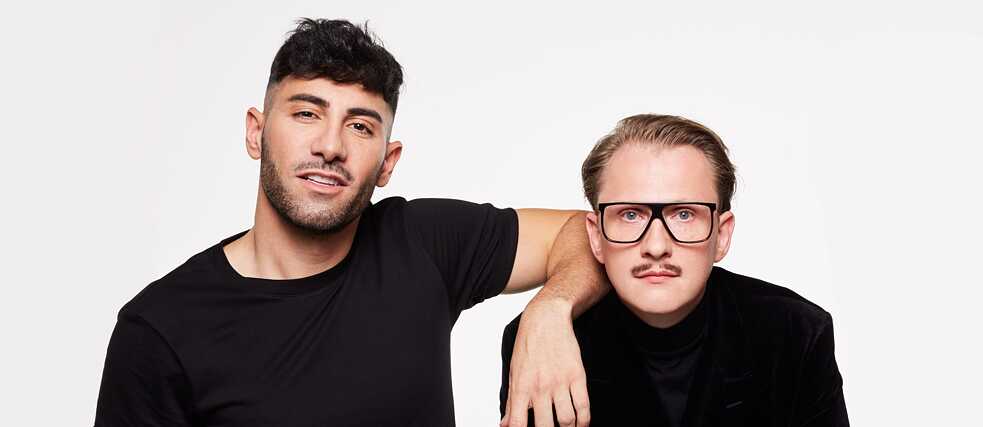 Werbeposter (Zuschnitt) der Netflix series "Queer Eye Germany" zeigt: Jan-Henrik Scheper Stuke, Ayan Yuruk.
