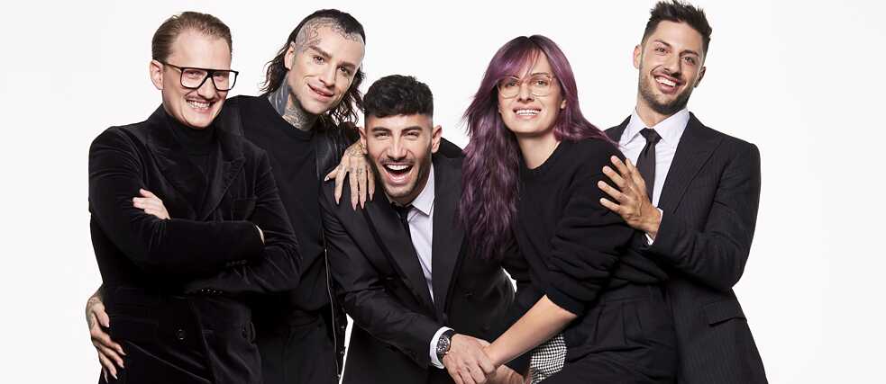 Werbeposter (Zuschnitt) der Netflix series "Queer Eye Germany" zeigt die Gruppe fab 5: Jan-Henrik Scheper Stuke, David Jakobs, Ayan Yuruk, Leni Bolt, Aljosha Muttardi.