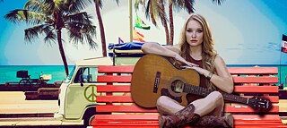 Saengerin mit Gitarre