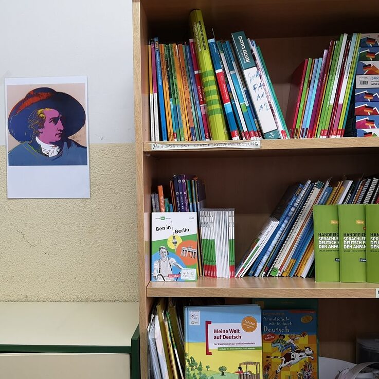 Bücherregal mit den neuen Materialien vom Goethe-Institut