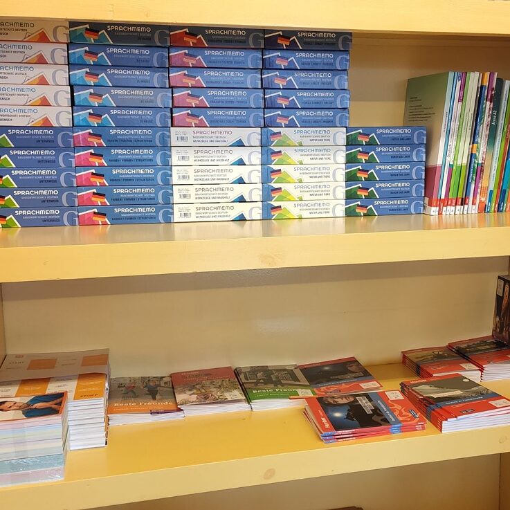 Bücherregal mit den neuen Materialien vom Goethe-Institut
