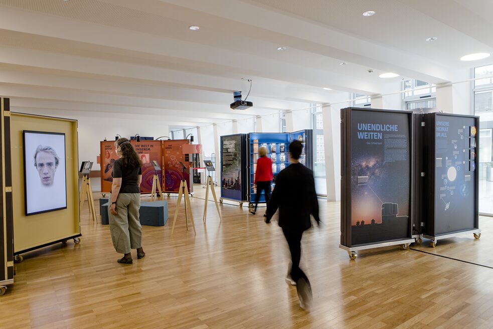 Eröffnung der Ausstellung UNIVERSUM.MENSCH.INTELLIGENZ im Juni 2021 in der Zentrale in München