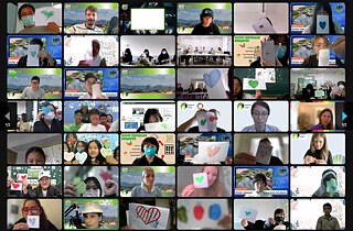참가자들이 화면에 알록달록한 하트를 보여준다.