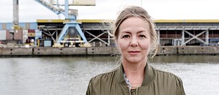 Die Autorin vor einem Baukran