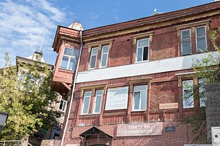 „Sibirien“ und „Karlsruhe“. Wohnungen für die Angestellten der Firma Kunst & Albers (Büros). Links hinter dem Baum das Haus „Sibirien“