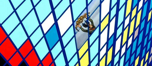 Im Vordergrund ein abstraktes Karomuster in blau, rot, gelb und schwarz. Im Hintergrund eine kleine Plastikfigur, die eine Kaminuhr in die Luft hält.