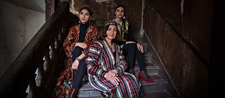 Yasamin Yarmal und ihre Töchter in einem Pariser Treppenhaus.