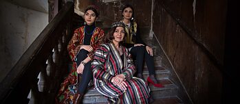 Yasamin Yarmal und ihre Töchter in einem Pariser Treppenhaus.