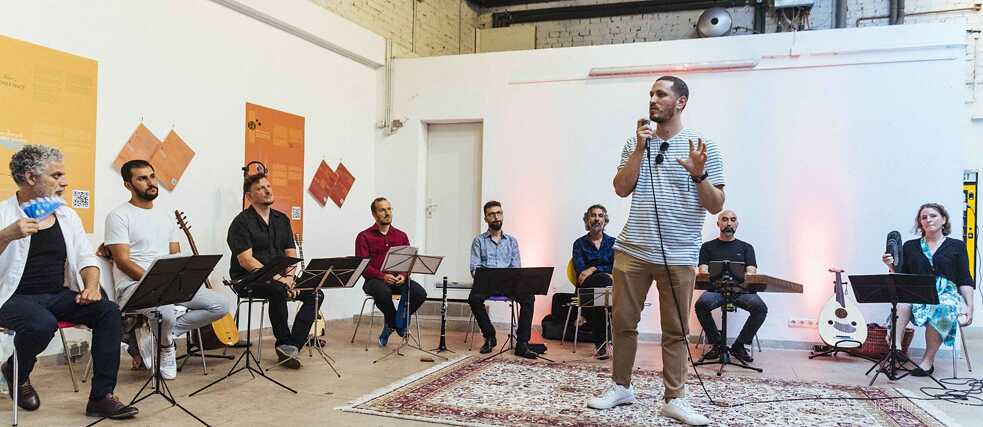 Zaid Hilal hält eine Rede zur Ausstellungseröffnung