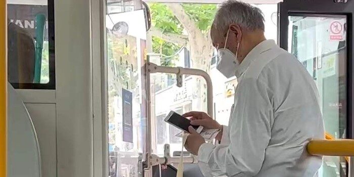 Ein älterer Mann mit Smartphone