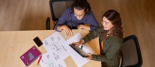 dois estuantes em uma mesa conversam e discutem sobre material