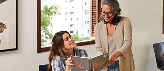 professora dá assistência a aluno em sala de aula